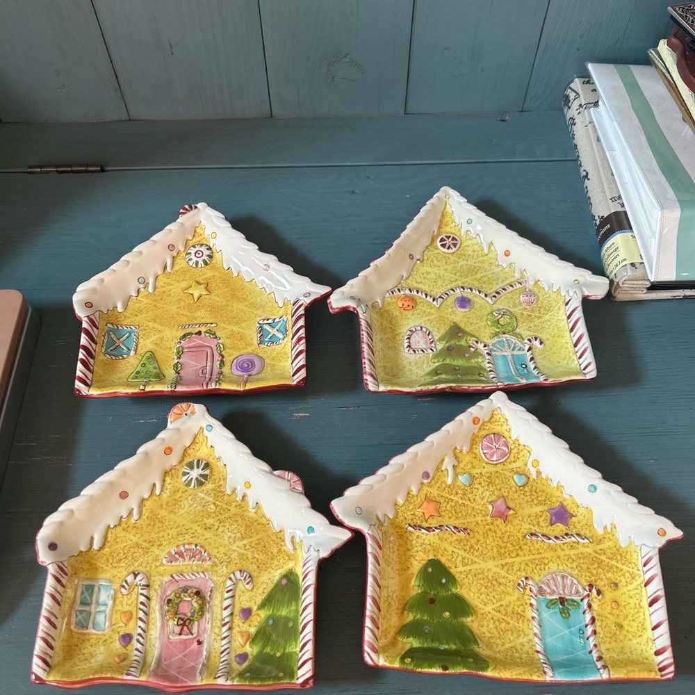 Laurie Gates Festive Gingerbread House Dessert Plates - Set of 4
